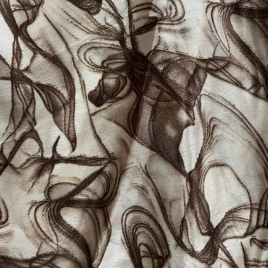 Stoffdetail: upcycelter Sari-Stoff mit abstraktem Swirl-Print in Braun auf Creme