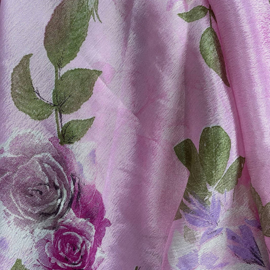 Stoffdetail: upcycelter Sari-Stoff in Rosa mit Rosen in Pink und Lila