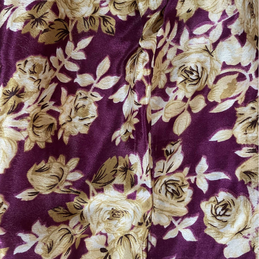 Stoffdetail: upcycelter Sari-Stoff in Lila mit pink-goldenem Print