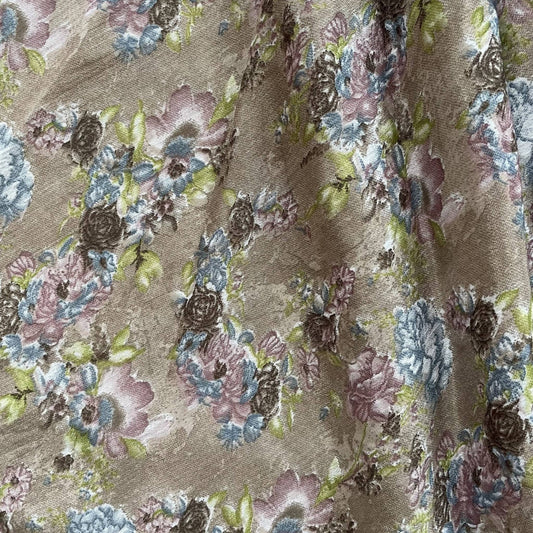 Stoffdetail: upcycelter Sari-Stoff in Braun mit Print in Beige und Orange