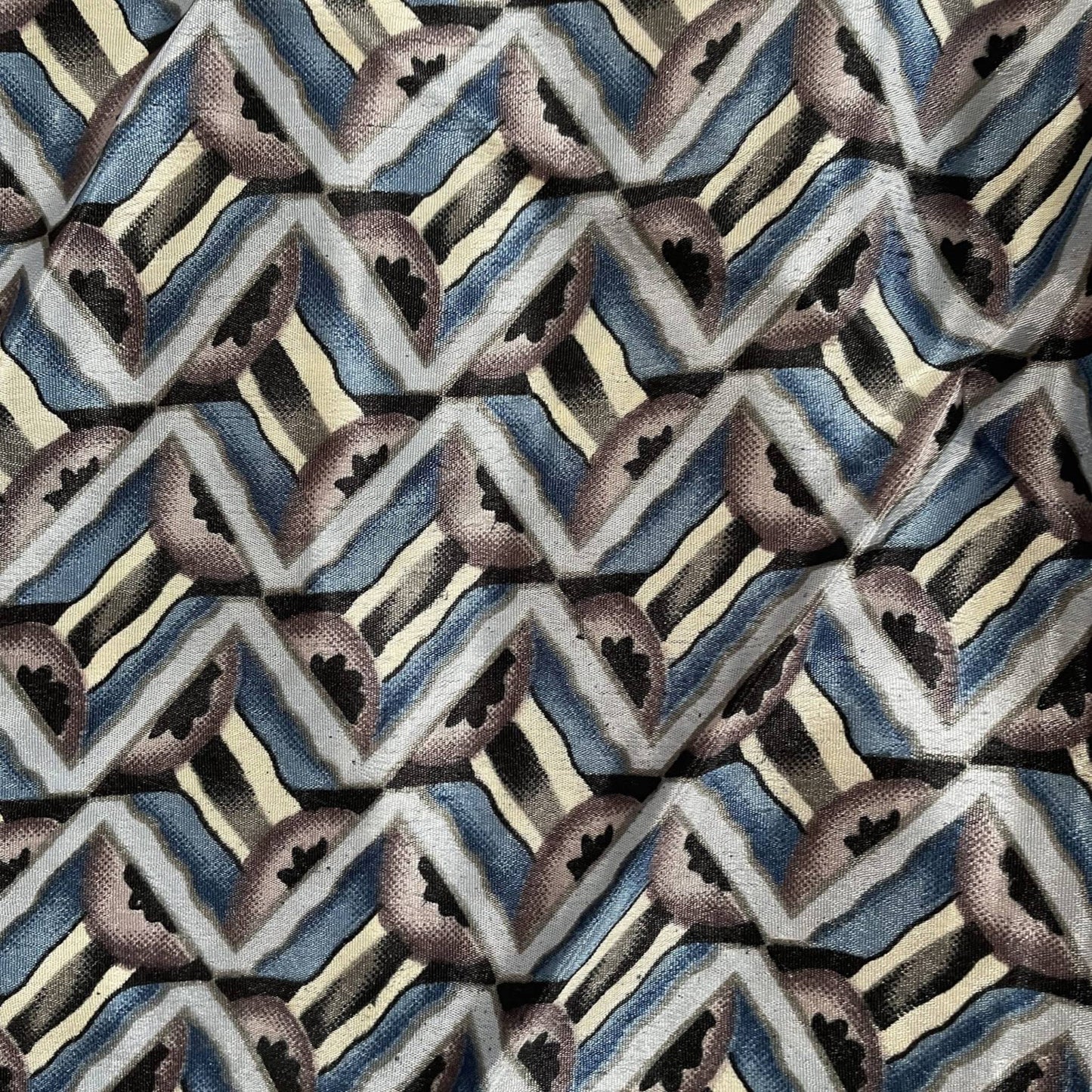 Stoffdetail: upcycelter Sari-Stoff in Blau mit Print in Weiß und Grün