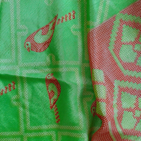 Stoffdetail: upcycelter Sari-Stoff in Grün