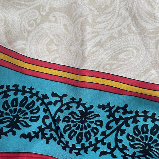 Stoffdetail: upcycelter Sari-Stoff in Weiß