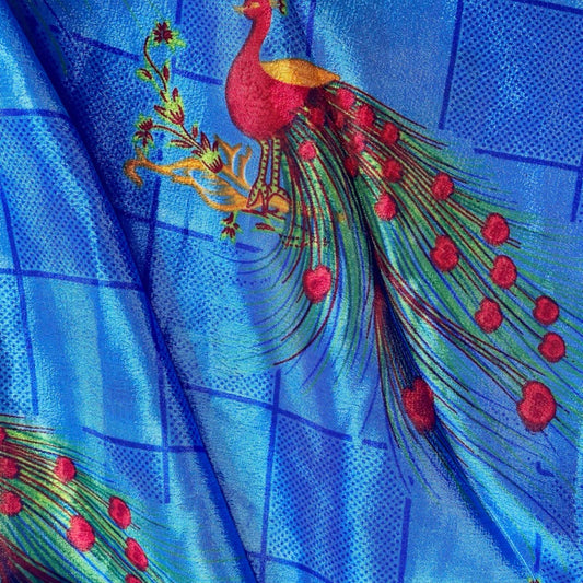 Stoffdetail: upcycelter Sari-Stoff in Blau mit Pfauen-Print