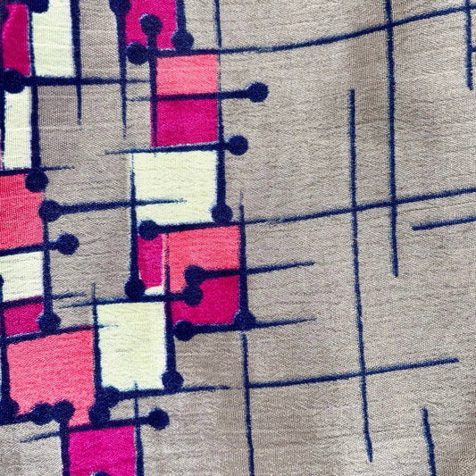 Stoffdetail: upcycelter Sari-Stoff in Grau mit grafischem Print in Pink
