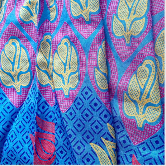 Stoffdetail: upcycelter Sari-Stoff in Blau und Lila mit Blatt-Print