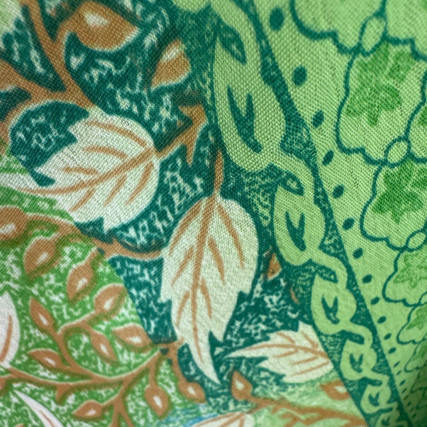 Upcycled Magic Scarf Dress Lang #725 aus Vintage-Sari in Grün – Detailansicht