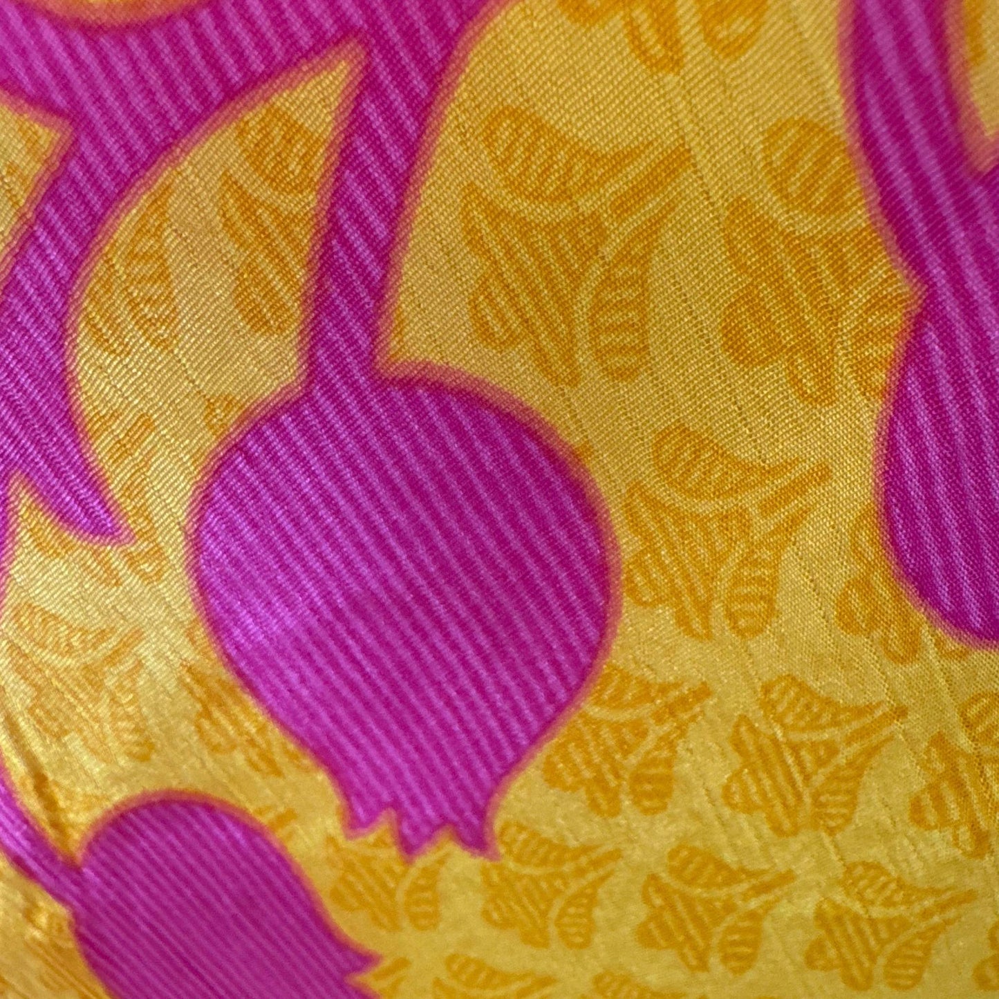 Upcycled Magic Scarf Dress Lang #726 aus Vintage-Sari in Gold & Pink – Detailansicht