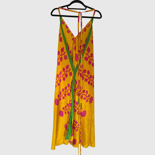 Upcycled Magic Scarf Dress Lang #726 aus Vintage-Sari in Gold & Pink – Rückansicht