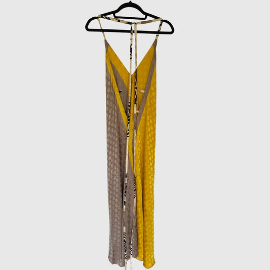 Upcycled Magic Scarf Dress Lang #731 aus Vintage-Sari in Grau & Gold – Rückansicht