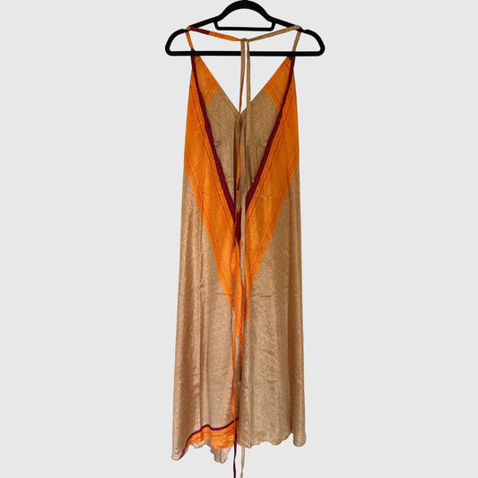 Upcycled Magic Scarf Dress Lang #733 aus Vintage-Sari in Orange & Braun – Rückansicht