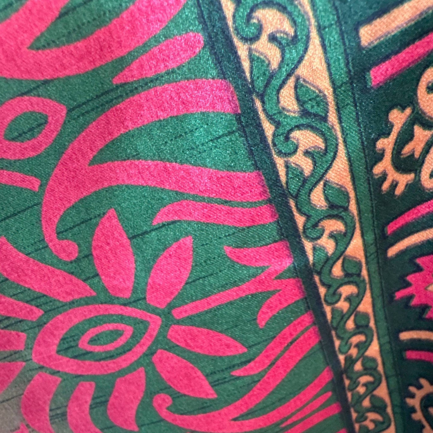 Upcycled Magic Scarf Dress Lang #734 aus Vintage-Sari in Grün & Pink – Detailansicht