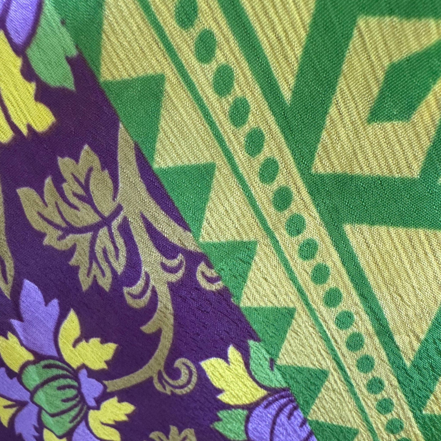 Upcycled Magic Scarf Dress Lang #735 aus Vintage-Sari in Lila & Grün – Detailansicht