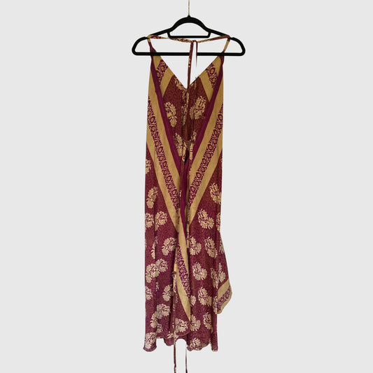 Upcycled Magic Scarf Dress Lang #736 aus Vintage-Sari in Dunkelrot & Weiß – Rückansicht