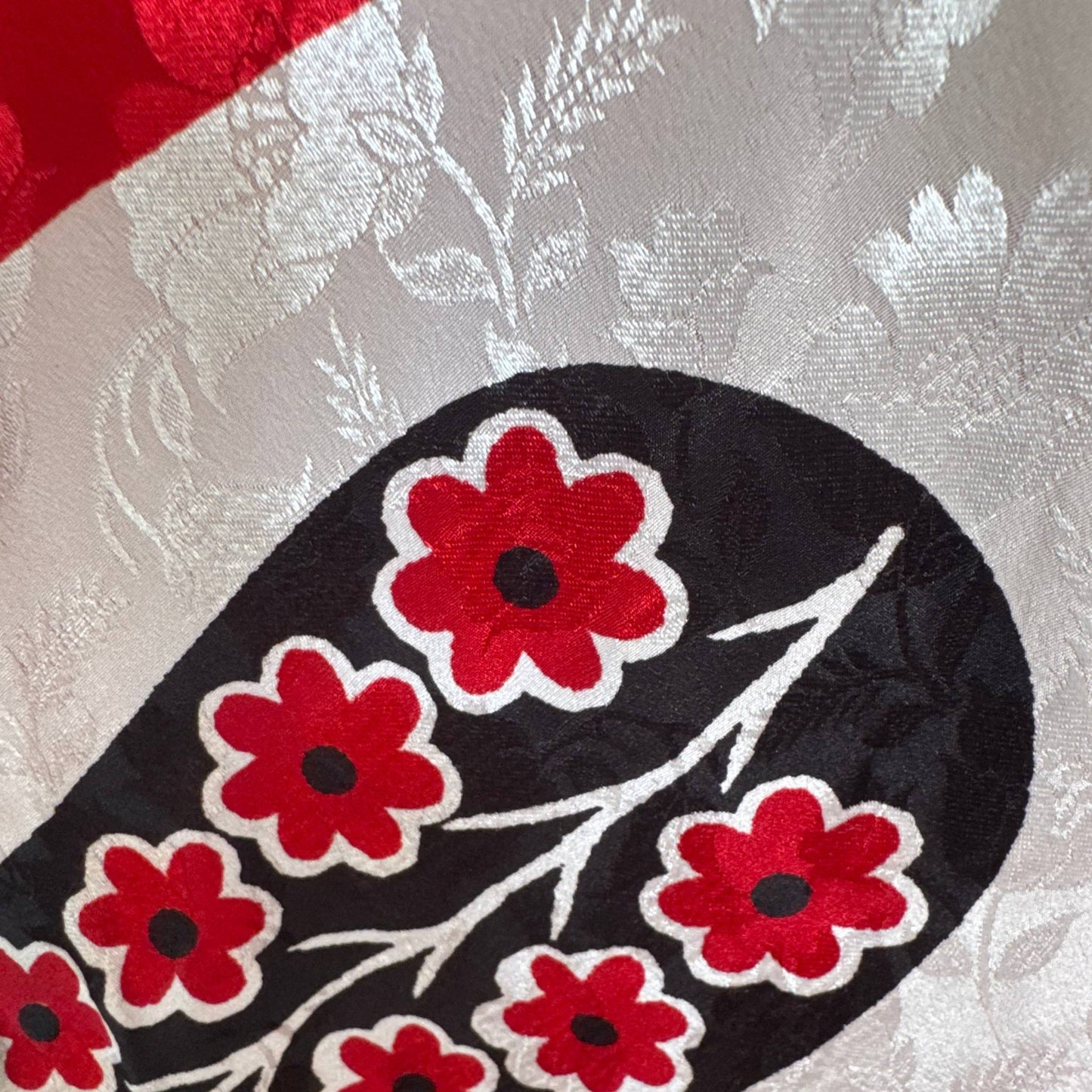 Upcycled Magic Scarf Dress Lang #737 aus Vintage-Sari in Rot & Schwarz – Detailansicht