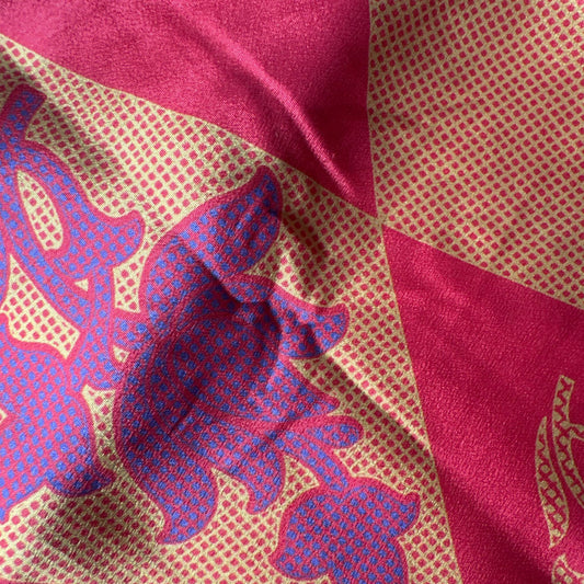 Stoffdetail: upcycelter Sari-Stoff in Rot