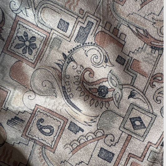 Stoffdetail: upcycelter Sari-Stoff in Grau & Silber
