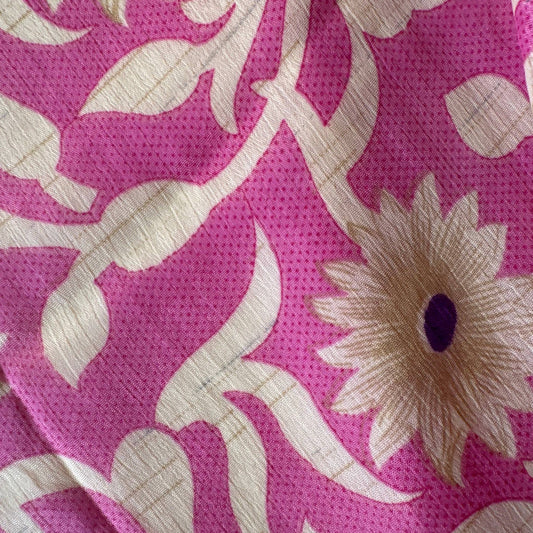 Stoffdetail: upcycelter Sari-Stoff in Pink & Creme