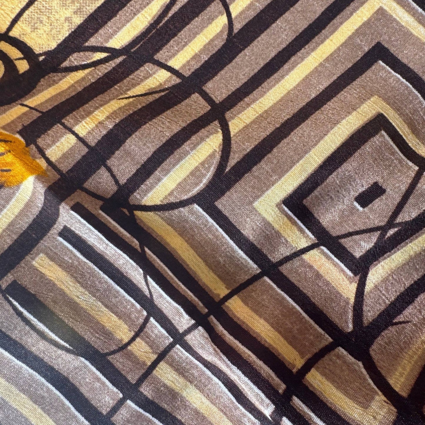 Stoffdetail: upcycelter Sari-Stoff in Rot & Orange