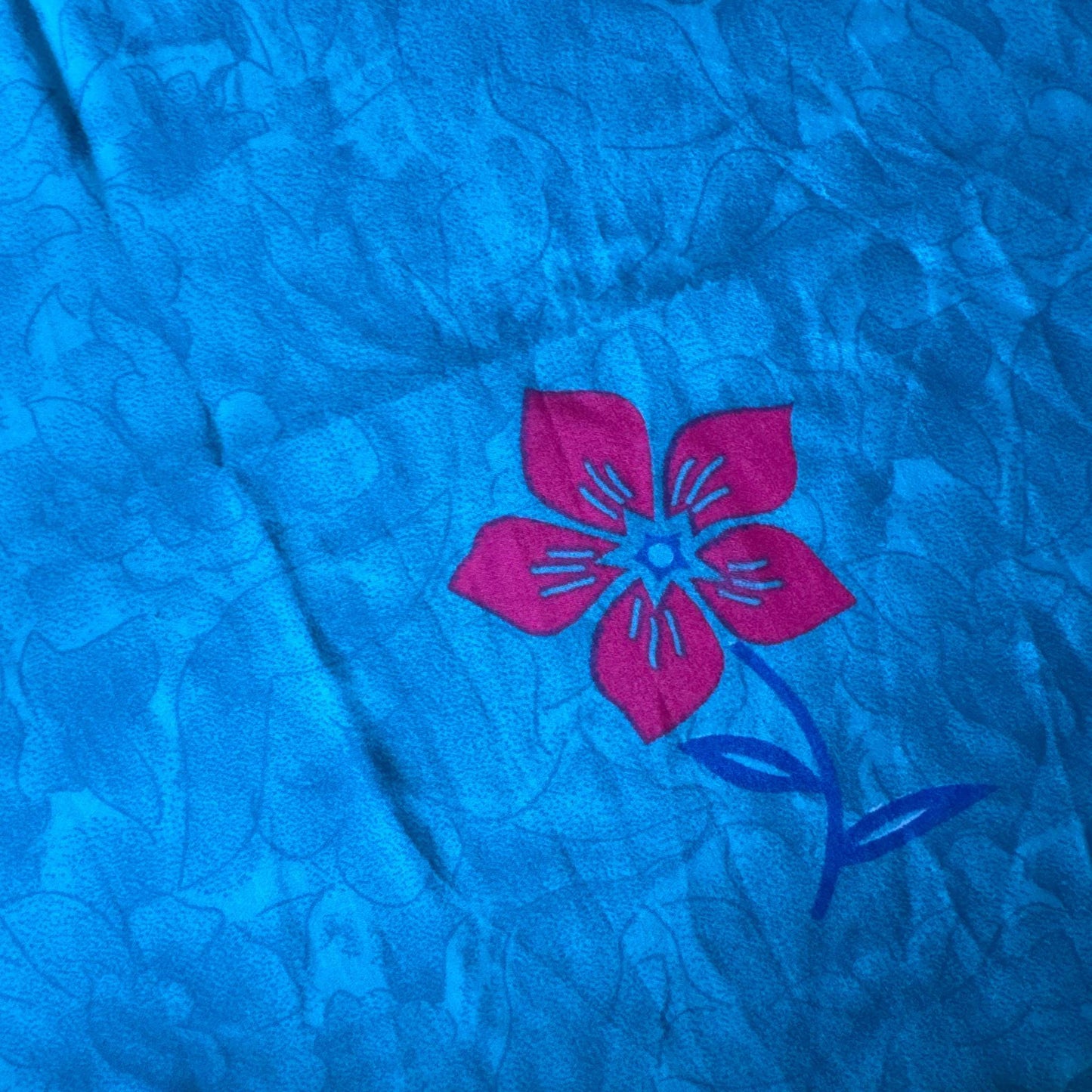 Stoffdetail: upcycelter Sari-Stoff in Blau