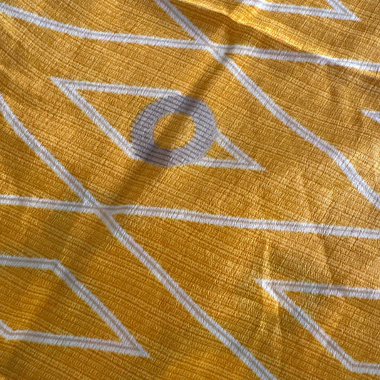 Stoffdetail: upcycelter Sari-Stoff in Gold & Ocker