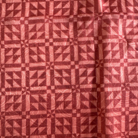 Stoffdetail: upcycelter Sari-Stoff in Rot & Koralle