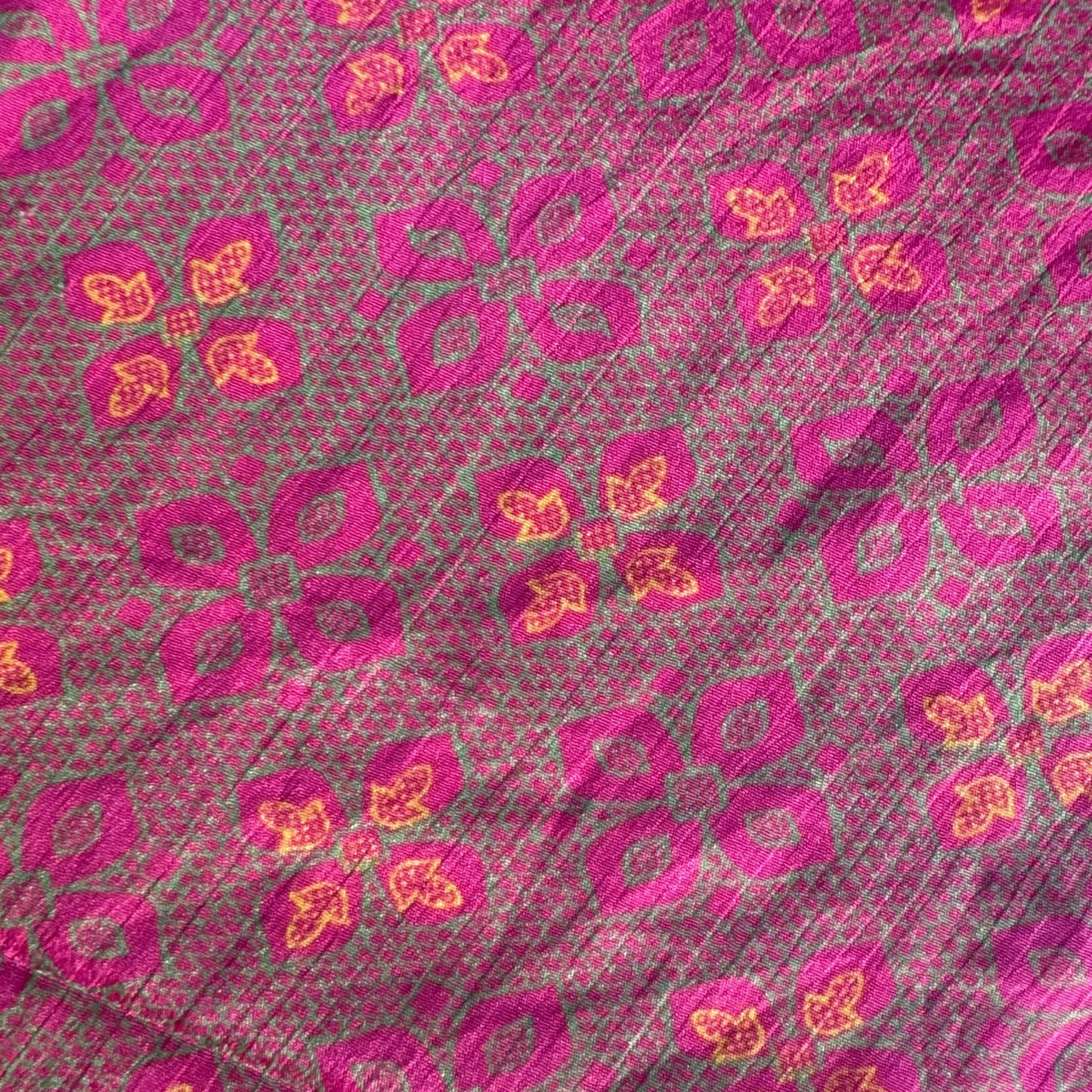 Stoffdetail: upcycelter Sari-Stoff in Beere & Rosa