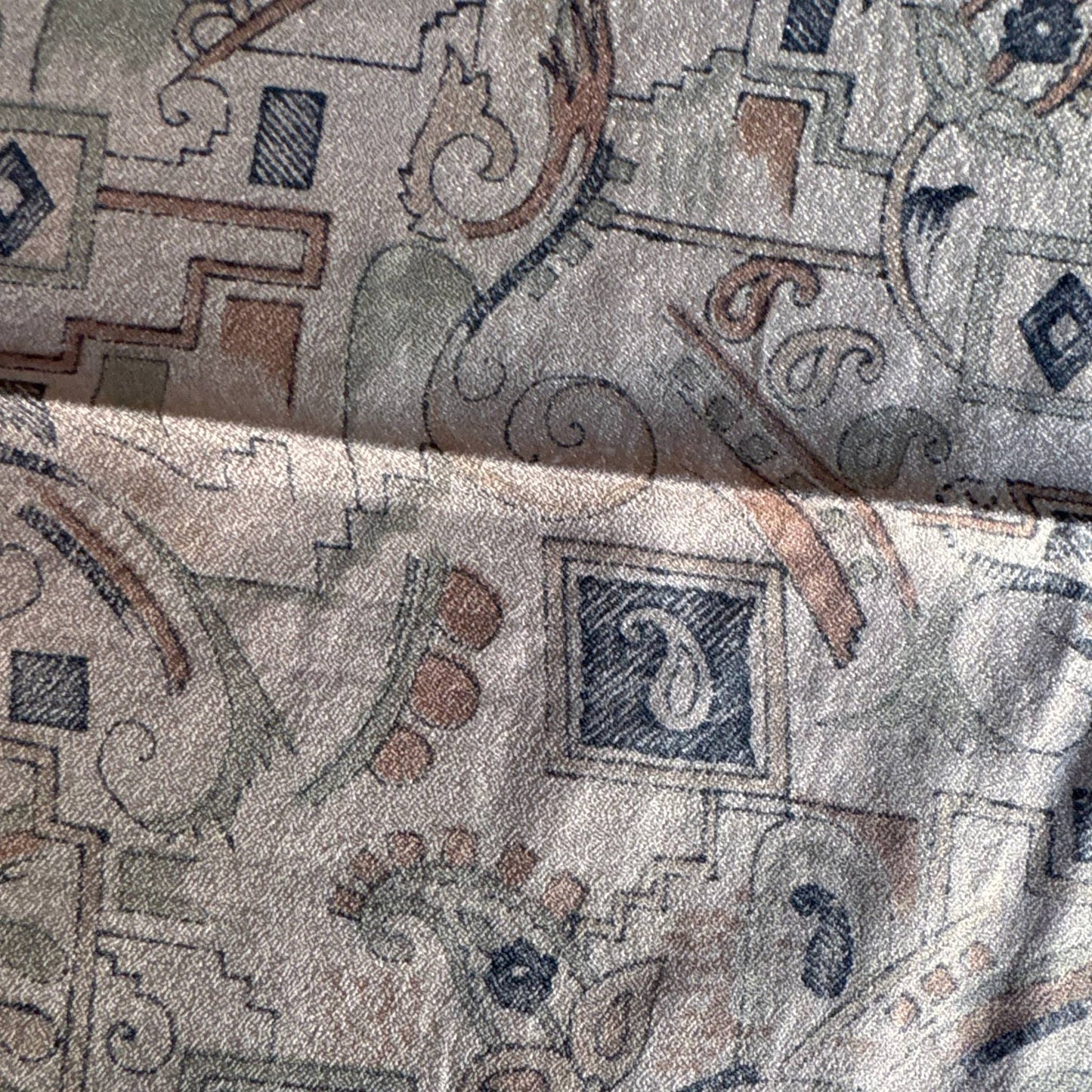 Stoffdetail: upcycelter Sari-Stoff in Grau