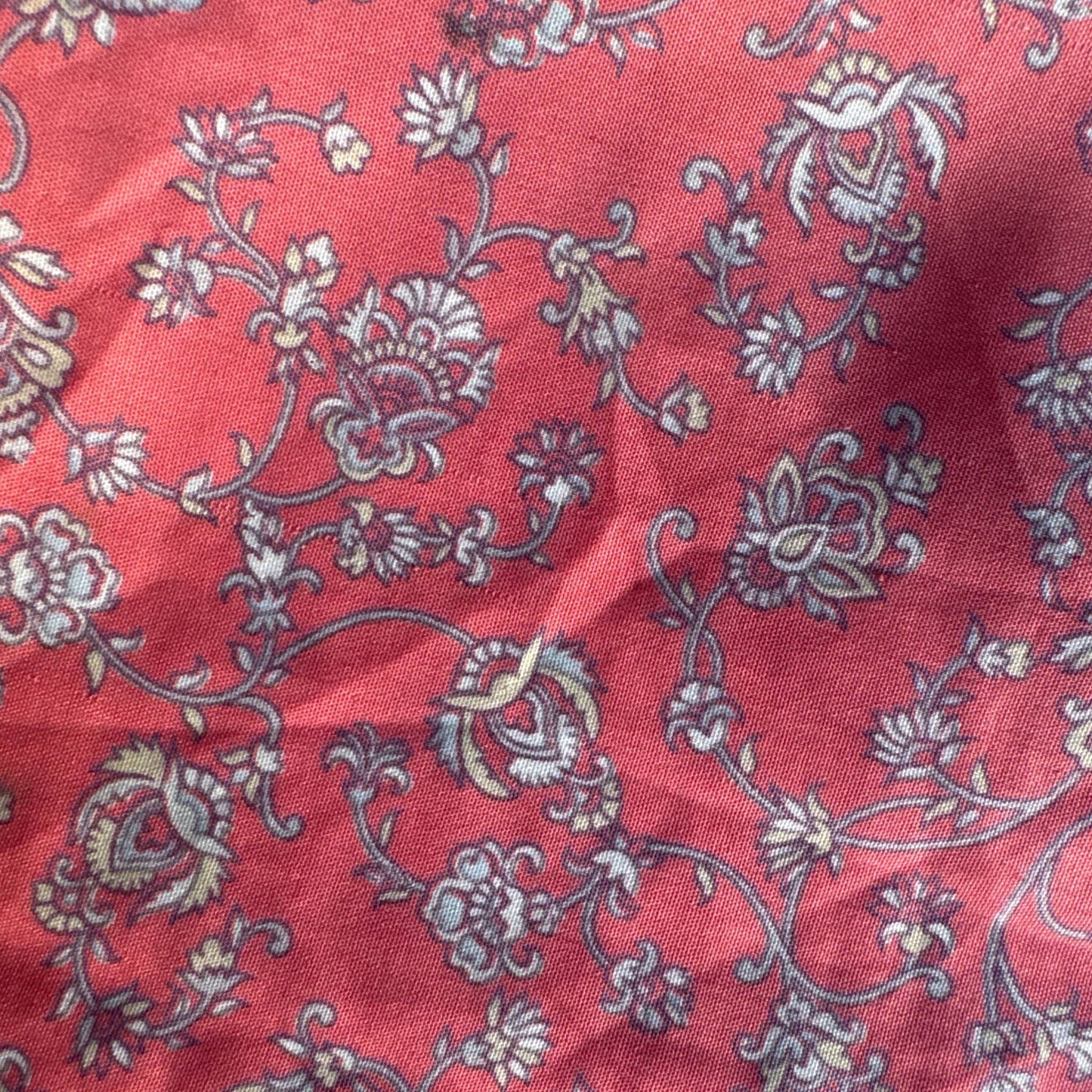Stoffdetail: upcycelter Sari-Stoff in Rosa & Rot