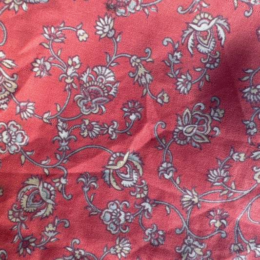 Stoffdetail: upcycelter Sari-Stoff in Rosa & Rot