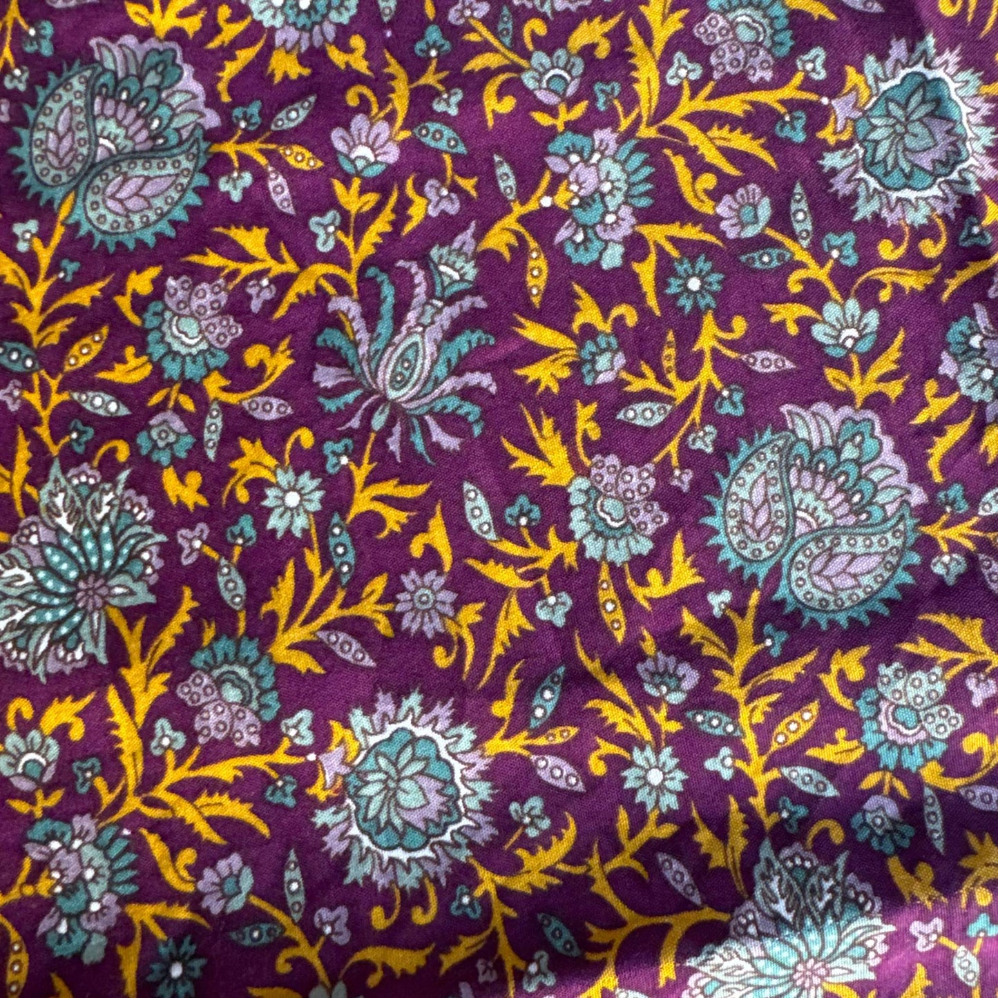 Stoffdetail: upcycelter Sari-Stoff in Aubergine & Gold