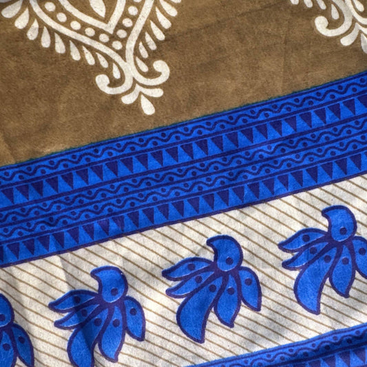 Stoffdetail: upcycelter Sari-Stoff in Blau & Braun