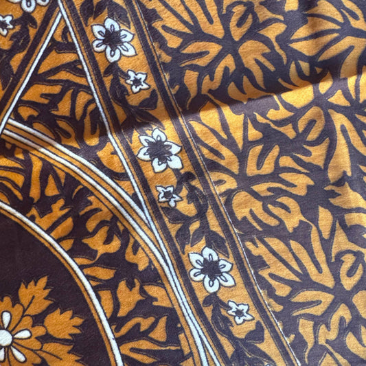 Stoffdetail: upcycelter Sari-Stoff in Braun & Gold