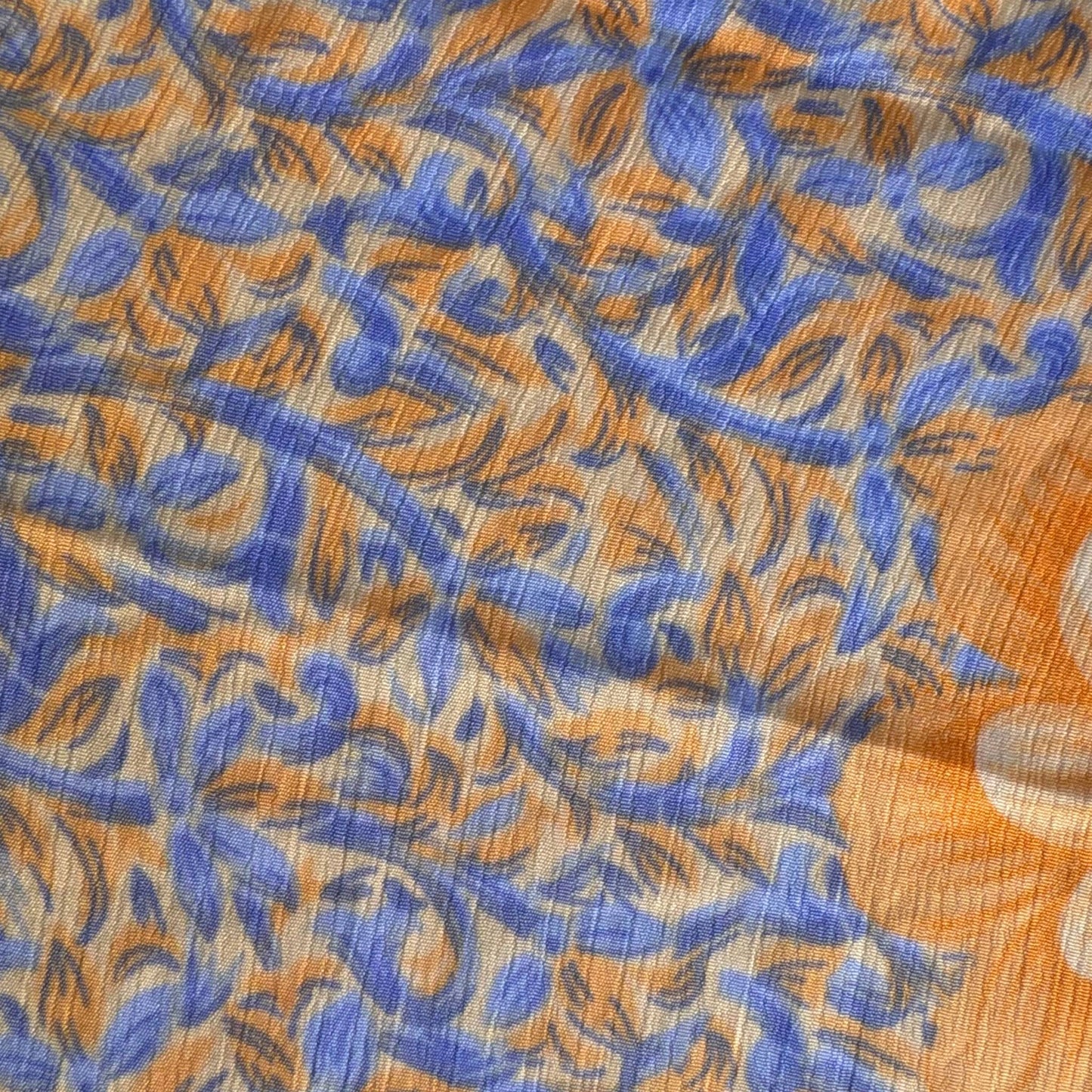 Stoffdetail: upcycelter Sari-Stoff in Graublau & Beige