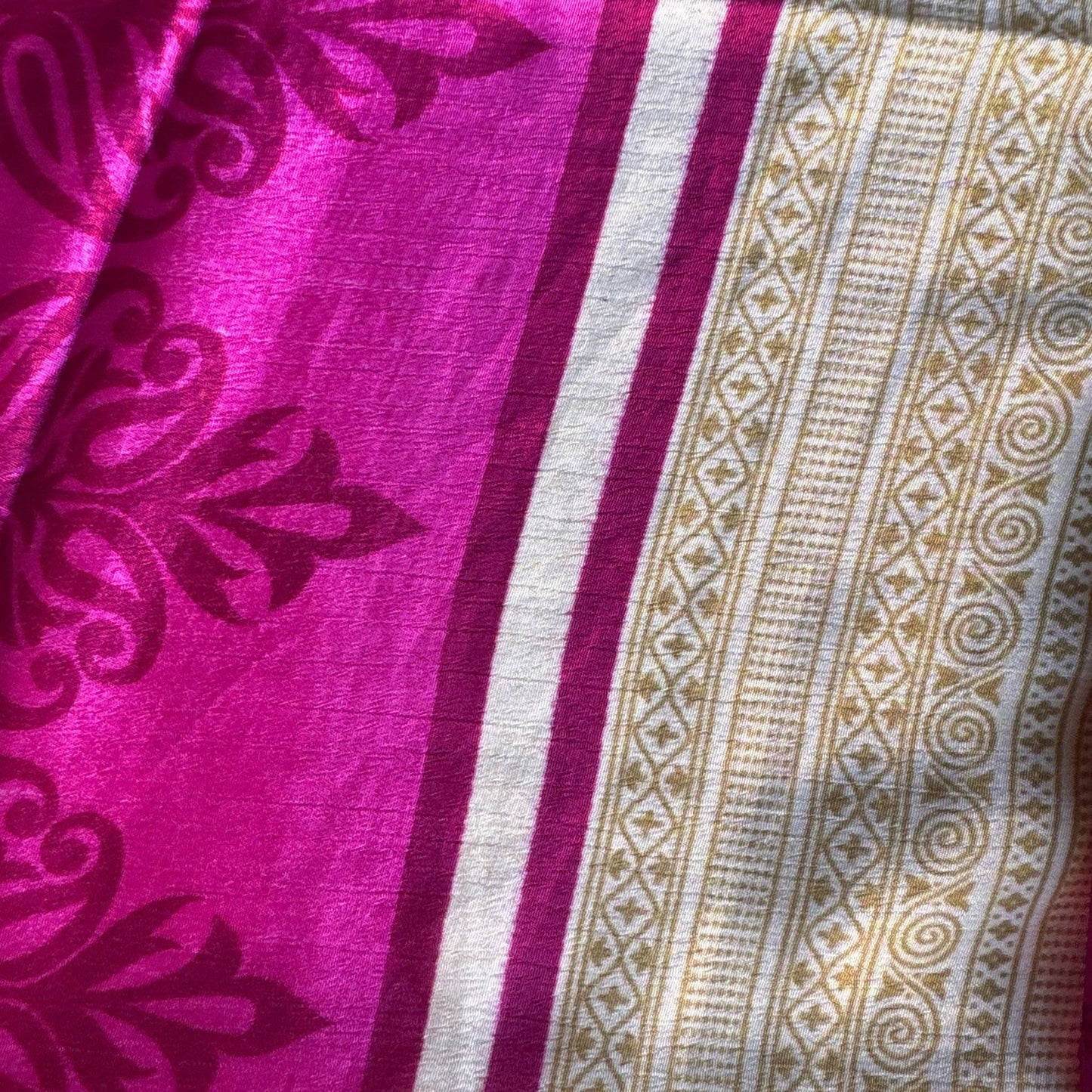 Stoffdetail: upcycelter Sari-Stoff in Bordeaux & Magenta