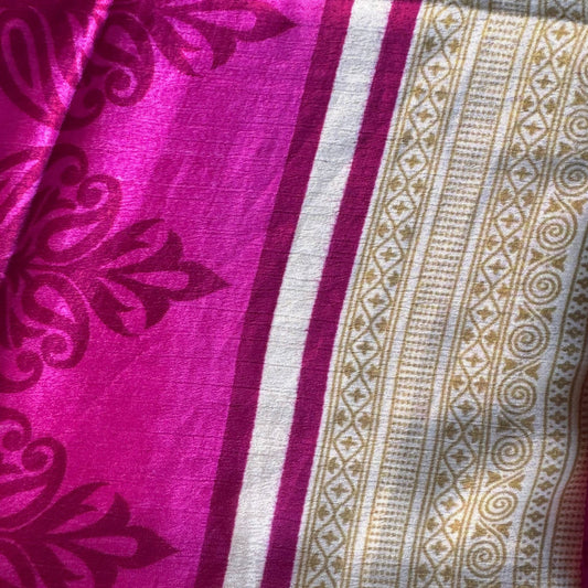 Stoffdetail: upcycelter Sari-Stoff in Bordeaux & Magenta