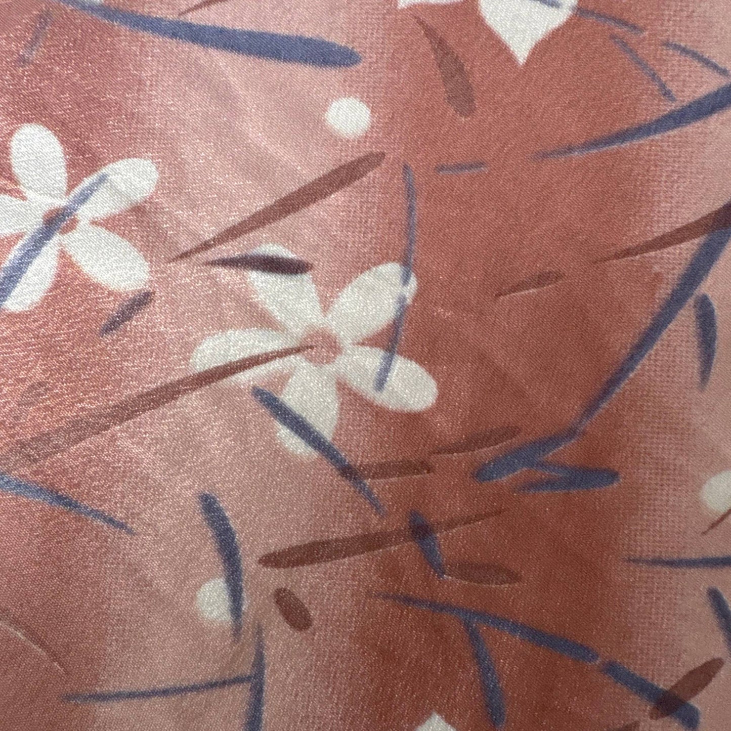 Stoffdetail: upcycelter Sari-Stoff in Rot