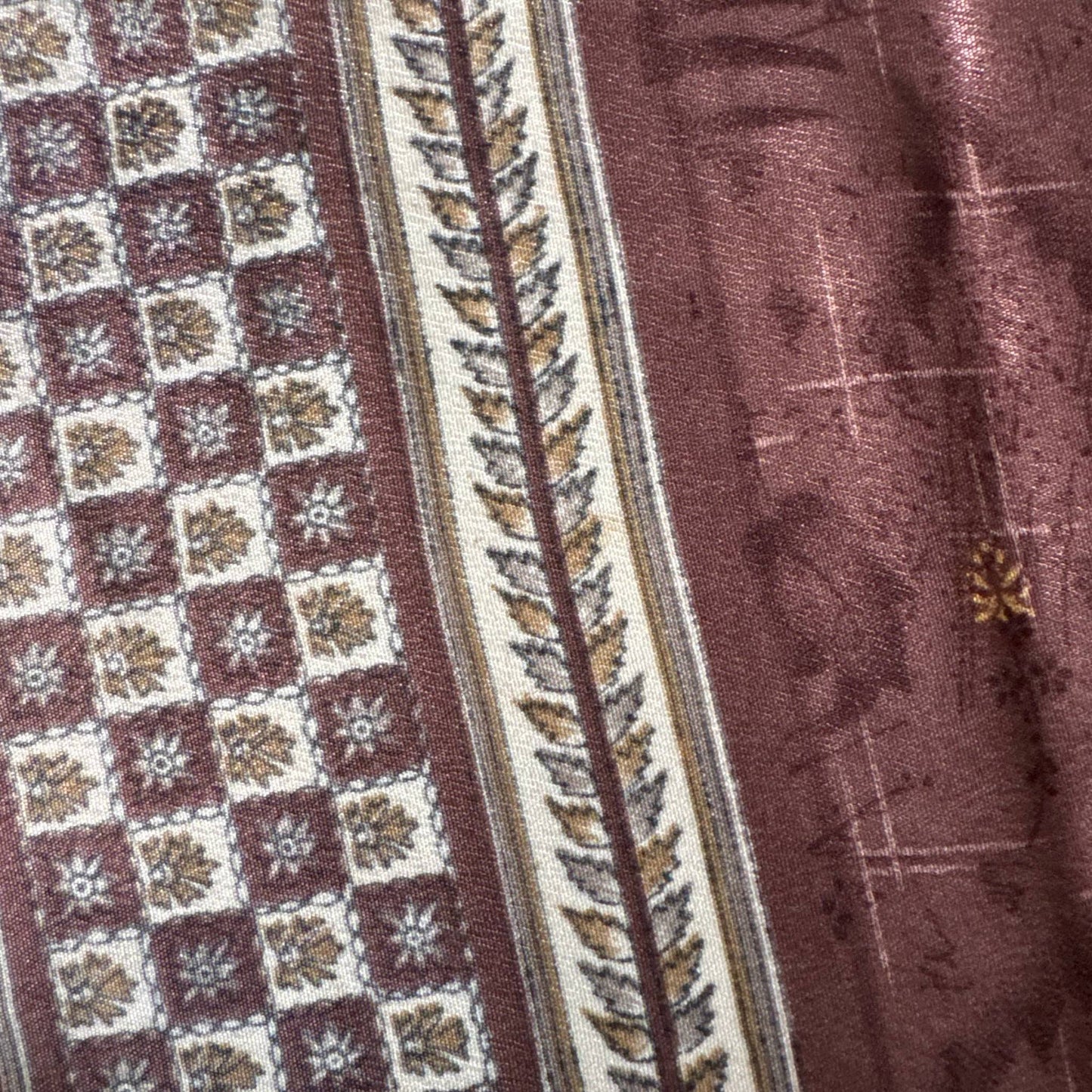 Stoffdetail: upcycelter Sari-Stoff in Rot & Creme