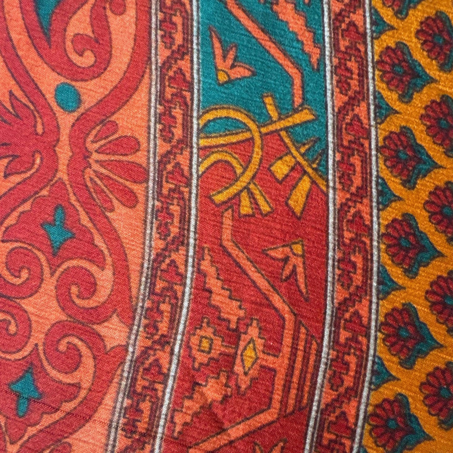 Stoffdetail: upcycelter Sari-Stoff in Rot