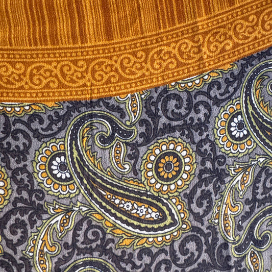 Stoffdetail: upcycelter Sari-Stoff in Orange & Grau