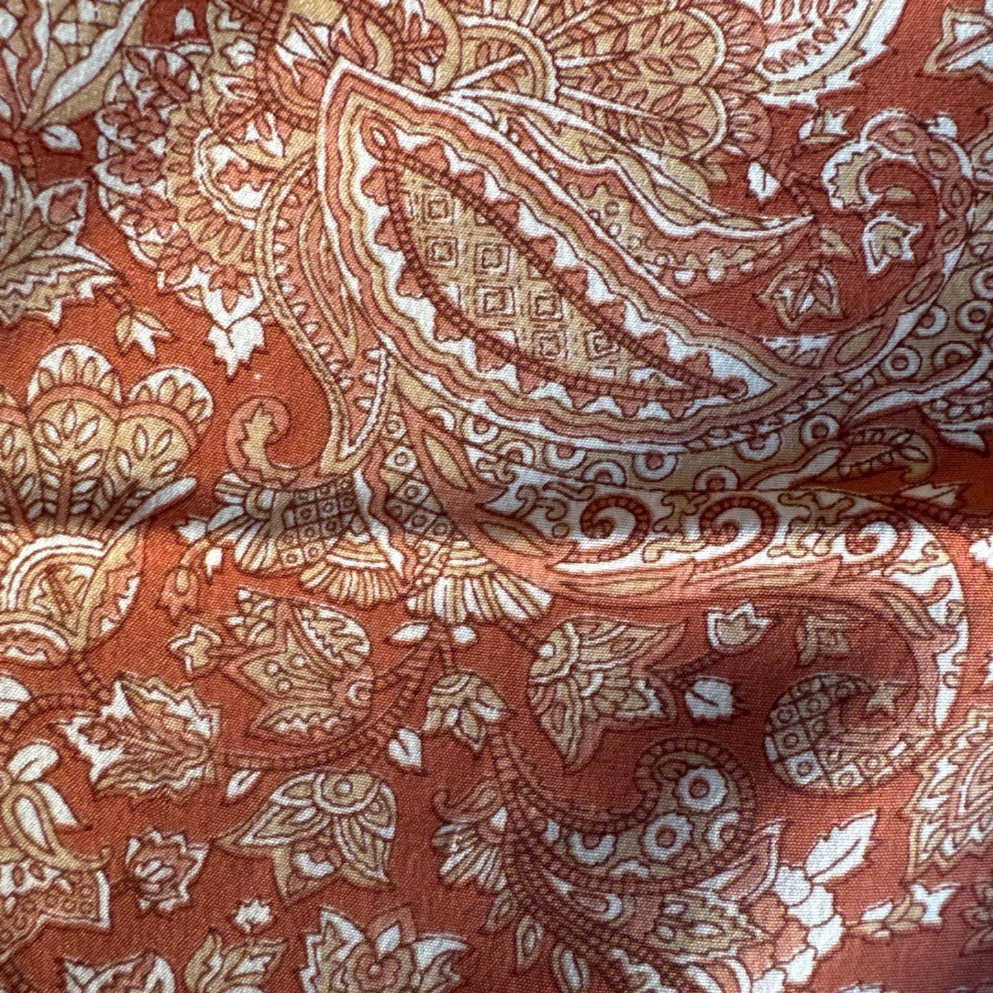 Stoffdetail: upcycelter Sari-Stoff in Orange & Rosa