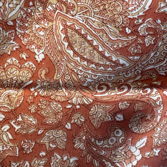 Stoffdetail: upcycelter Sari-Stoff in Orange & Rosa