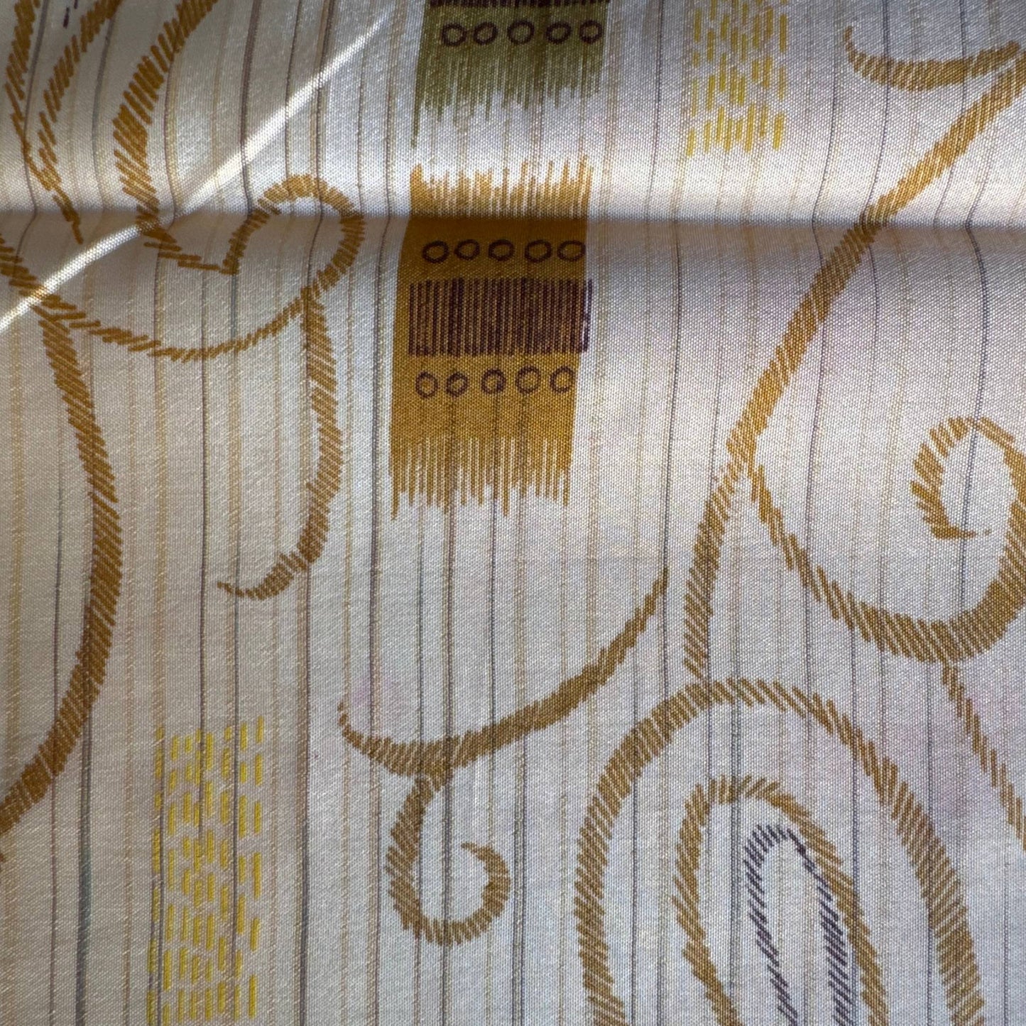 Stoffdetail: upcycelter Sari-Stoff in Grau & Braun