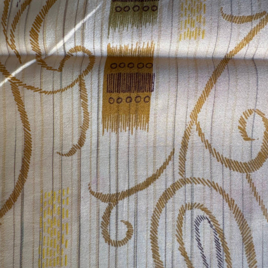 Stoffdetail: upcycelter Sari-Stoff in Grau & Braun