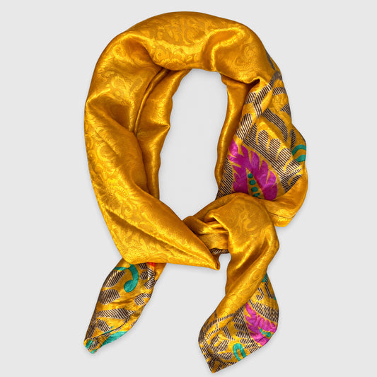 Upcycled Sari-Tuch XL #1226 aus Vintage-Sari in Gold & Braun – gebunden