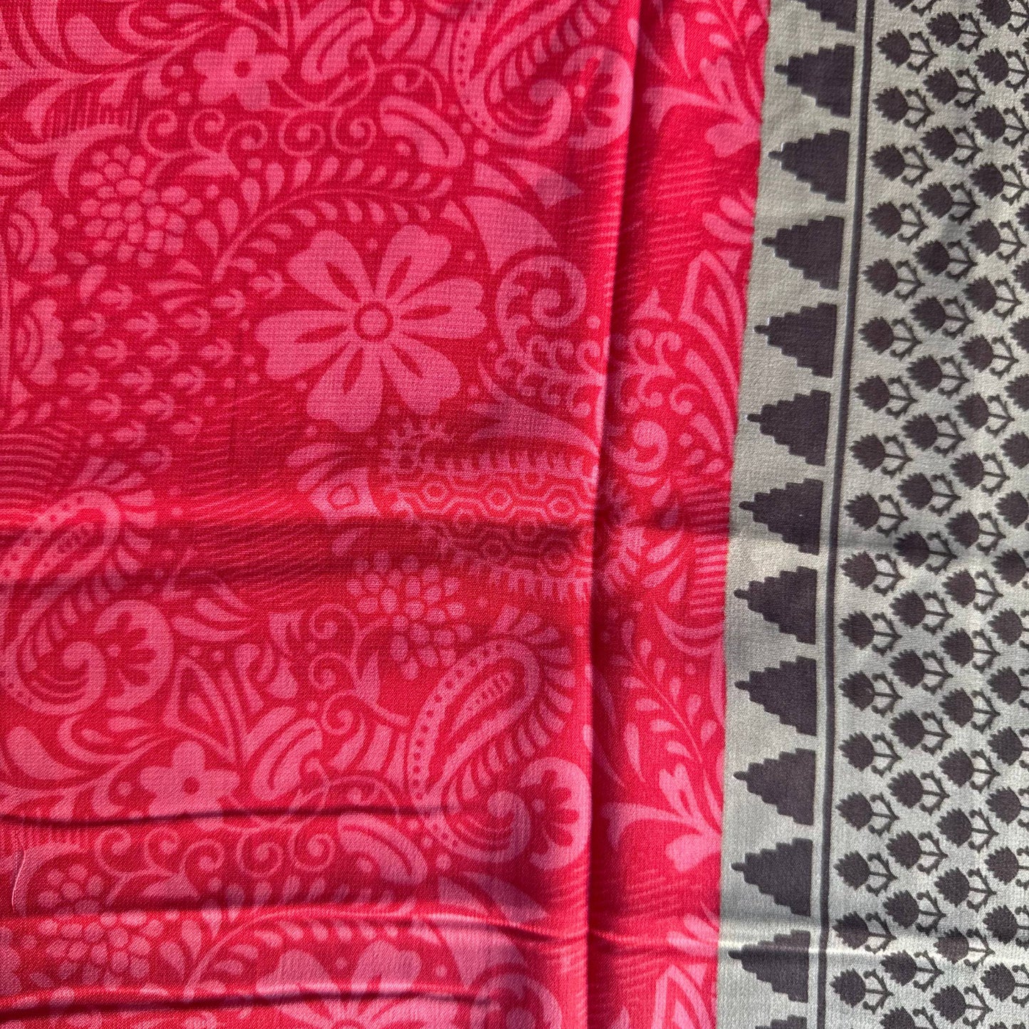 Stoffdetail: upcycelter Sari-Stoff in Rot & Grau