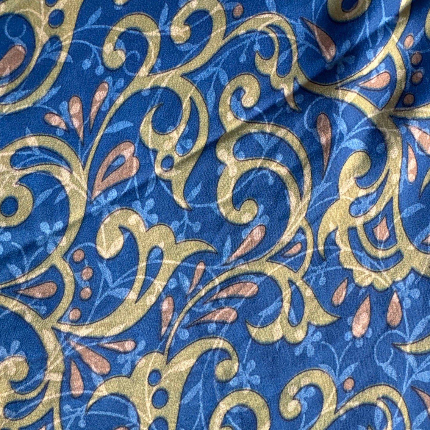 Stoffdetail: upcycelter Sari-Stoff in Blau & Gold