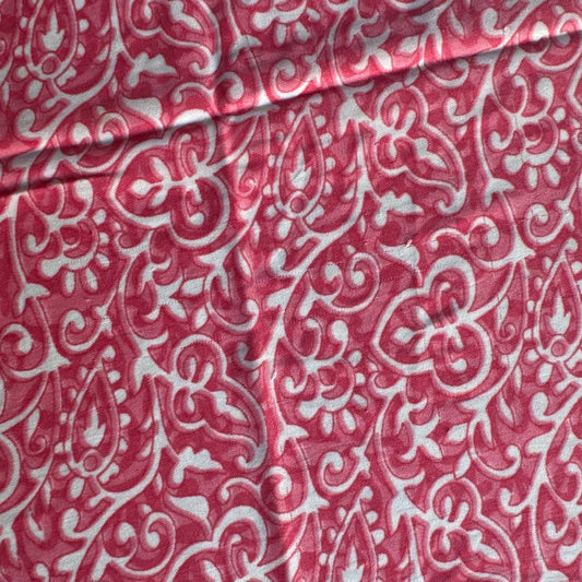 Stoffdetail: upcycelter Sari-Stoff in Rot & Magenta