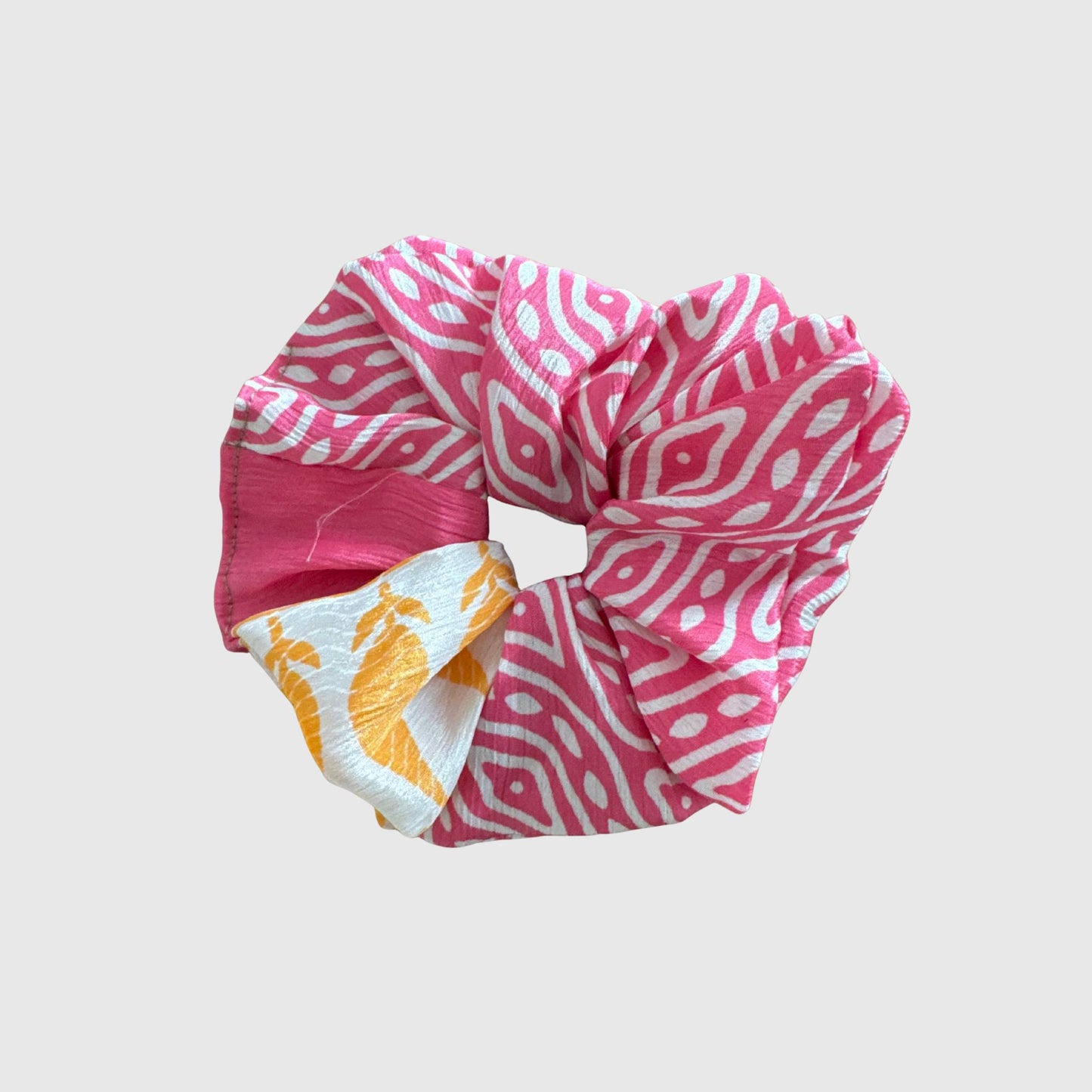 Upcycled Scrunchie #1002 aus Vintage-Sari in Beere & Rosé
