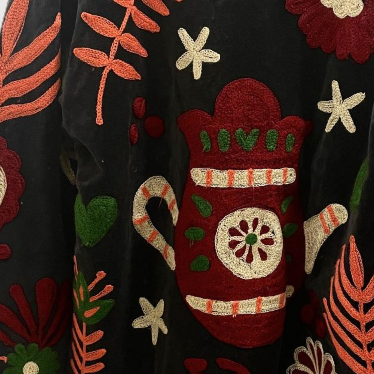 Suzani Velvet Jacket #01 Black Bloom – Detail der Kettenstich-Stickerei